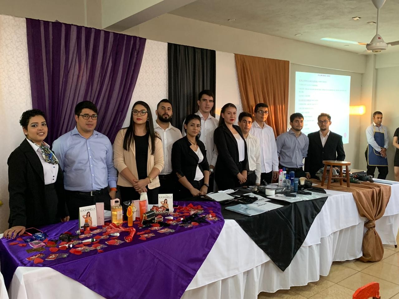 Alumnos de 2do y 3er. curso de la carrera de Administración de Empresas y Contaduría Pública 3er. Curso presentando sus proyectos de emprendedorismo y de inversión.
